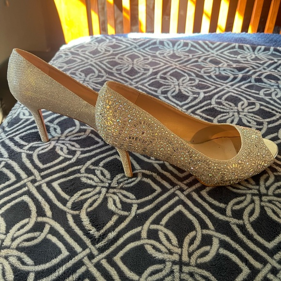 Lorraine Lorraine Size 11, sparkly Silver 3” peep toe stiletto heels. - Picture 4 of 4